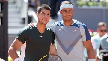 Los tenistas espa&ntilde;oles Carlos Alcaraz y Rafa Nadal posan antes de su partido de cuartos de final en el Mutua Madrid Open 2022.