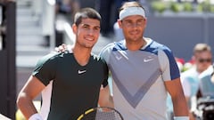 Carlos Alcaraz y Rafa Nadal posan antes de su partido de cuartos de final en el Mutua Madrid Open 2022.