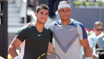 Los tenistas españoles Carlos Alcaraz y Rafa Nadal posan antes de su partido de cuartos de final en el Mutua Madrid Open 2022.