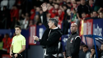 PAMPLONA, 17/01/2023.- El t¨¦cnico de la Real Sociedad, Imanol Alguacil, durante el encuentro correspondiente a los octavos de final de la Copa del Rey que disputan hoy mi¨¦rcoles Osasuna y Real Sociedad en el estadio El Sadar, en Pamplona. EFE / Jes¨²s Diges.