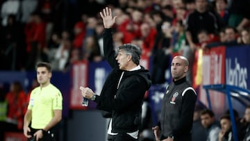 PAMPLONA, 17/01/2023.- El técnico de la Real Sociedad, Imanol Alguacil, durante el encuentro correspondiente a los octavos de final de la Copa del Rey que disputan hoy miércoles Osasuna y Real Sociedad en el estadio El Sadar, en Pamplona. EFE / Jesús Diges.
