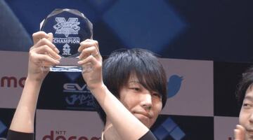 Yusuke Momochi, tras coronarse campeón en EVO Japan 2019