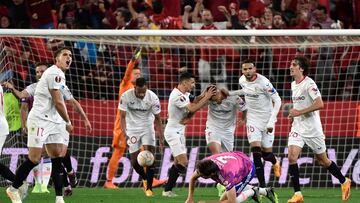 Suso celebra su gol con Szczesny al fondo.