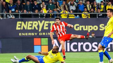 Momento del partido entre el Cádiz y el Almería.