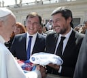 El presidente de San Lorenzo da al Papa la camiseta del club