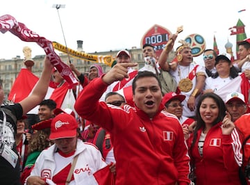 RUN552. Moscow (Russia), 13/06/2018.- Peru soccer fans cheer near the Red Square in Moscow, Russia, 13 June 2018. The FIFA World Cup 2018 will take place in Russia from 14 June to 15 July 2018. (Mundial de Fútbol, Moscú, Rusia) EFE/EPA/RUNGROJ YONGRIT