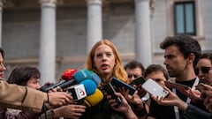 La secretaria Organización de Podemos y secretaria de Estado de Agenda 2030, Lilith Verstrynge, atiende a medios en la Plaza de las Cortes, a 31 de marzo de 2023, en Madrid (España). La ministra de Derechos Sociales y Podemos han denunciado una presunta manipulación de los datos del barómetro de opinión del Centro de Investigaciones Sociológicas (CIS) del mes de marzo, con la finalidad de modificar a la baja la estimación de votos de Unidas Podemos para relacionarla con la polémica sobre la Ley 'solo sí es sí'. El último sondeo del CIS arrojó que Unidas Podemos registró la mayor caída entre el conjunto de partidos, pues solo se anotó un 10% de estimación de voto frente al 12,7% de febrero, lo que provocaba la pérdida de la tercera plaza en favor de Vox, que se mantiene en un 10,1%. Mientras, el PSOE se mantenía como partido más votado.
31 MARZO 2023;MADRID;MANIPULACIÓN DATOS BARÓMETRO DEL CIS;CENTRO DE INVESTIGACIONES SOCIOLÓGICAS
Matias Chiofalo / Europa Press
31/03/2023