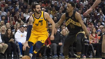 Ricky Rubio bota el bal&oacute;n ante DeMar DeRozan.