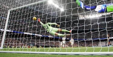 El portero argentino del Girona evitó una derrota mayor. Sigue demostrando sus grandes reflejos y es una de las claves de que el Girona esté haciendo una gran temporada a pesar de la exigencia de tres competiciones. 