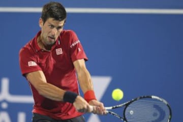 XAH109 ABU DABI (EMIRATOS ÁRABES UNIDOS), 02/01/2015.- El tenista serbio Novak Djokovic devuelve la bola durante el partido del torneo de exhibición de Abu Dabi (el "Mubadala World Tennis Championship") que disputa contra el suizo Stanislas Wawrinka en Abu Dabi, Emiratos Árabes Unidos, hoy, viernes 2 de enero de 2015. Este torneo se disputa del 1 al 3 de enero de 2015. EFE/Ali Haider