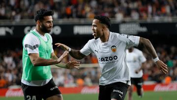 VALENCIA, 11/03/2023.- Los jugadores del Valencia, el neerlandés Justin Kluivert (d) y el suizo Eray Comert, celebran el primer gol del equipo valencianista durante el partido correspondiente a la jornada 25 de primera división que disputan hoy sábado Valencia y Osasuna en el estadio Mestalla de Valencia. EFE/ Juan Carlos Cárdenas
