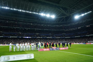 Ambos equipos se saludan antes del pitido inicial.