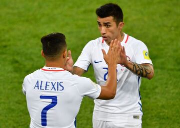 Chile's forward Edson Puch (R) is replaced by Chile's forward Alexis Sanchez during the 2017 Confederations Cup group B football match between Cameroon and Chile at the Spartak Stadium in Moscow on June 18, 2017. / AFP PHOTO / Alexander NEMENOV