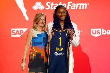 Cathy Engelbert, comisionada de la WNBA, posa con la número 1 del draft, Aliyah Boston, elegida por Indiana Fever.