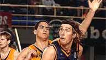 <b>TRIUNFO INÚTIL.</B> Herrmann protege el balón ante Guerra.