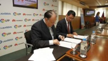 El presidente de la Liga de F&uacute;tbol Profesional, Javier Tebas y el CEO de Huawei en Espa&ntilde;a, Walter Ji, en la firma del acuerdo.