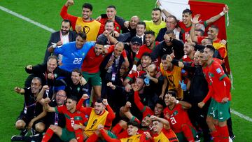 Soccer Football - FIFA World Cup Qatar 2022 - Quarter Final - Morocco v Portugal - Al Thumama Stadium, Doha, Qatar - December 10, 2022  Morocco players and staff pose for a photo after the match as Morocco progress to the semi finals REUTERS/Paul Childs     TPX IMAGES OF THE DAY