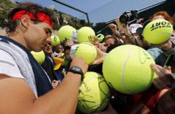 Rafa Nadal se da un baño de multitudes después del entrenamiento para el Masters 1000 Montecarlo antes de su primer partido.