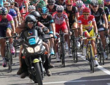 El lider de la Vuelta Ciclista a España, Alberto Contador (d) rueda neutralizado junto al pelotón por las calles de Santander camino del Alto de La Campeona en León.