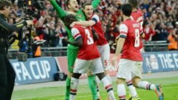 Abrazan a Fabianski tras ser clave para clasificarse a la final de la FA Cup.