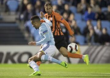 Marlos con el balón antes del rechace que supuso el 0-1 de Blanco. 