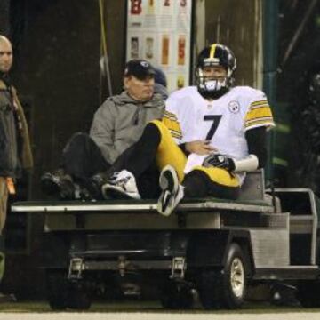 Ben Roethlisberger tuvo que salir del encuentro lesionado antes de volver para el drive de la victoria.