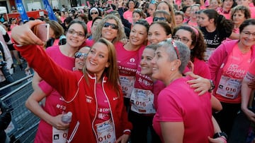 Mireia Belmonte se hace un selfi con un amplio grupo de participantes en la Carrera de la Mujer de Valencia.