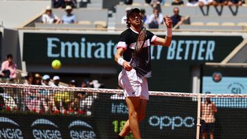 Tennis - French Open - Roland Garros, Paris, France - June 5, 2023 Chile's Nicolas Jarry reacts during his fourth round match against Norway's Casper Ruud REUTERS/Kai Pfaffenbach