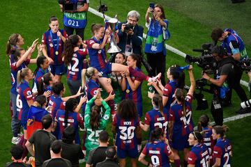 El grupo de jugadoras celebran la Champions. 