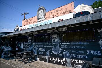 Se esperaba que los Spurs seleccionasen a Victor Wembanyama, tanto que ya tenían preparado un mural, creado por el artista Nick Soupé en un local de San Antonio.