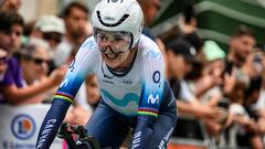 La ciclista neerlandesa Annemiek Van Vleuten llega a meta en la crono de la octava etapa del Tour de Francia Femenino avec Zwift.