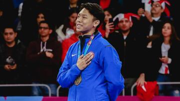 El joven atleta de 19 a&ntilde;os, Alex Lee, le dio a Estados Unidos su primera medalla de oro en poomsae. Cabe mencionar que tambi&eacute;n fue el primer metal dorado de la competencia.