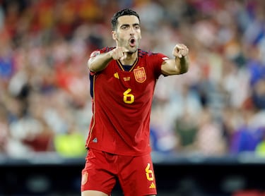 Fue campeón de Europa con la selección Sub-19 y recibió su primera convocatoria con la absoluta en agosto de 2020 para los partidos contra Alemania y Ucrania de la UEFA Nations League. 