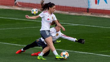 GRAF3801. LAS ROZAS (MADRID), 01/04/2019.- Las jugadoras de la selecci&Atilde;&sup3;n espa&Atilde;&plusmn;ola femenina, la delantera Esther Gonz&Atilde;&iexcl;lez (i) y la guardameta Lola Gallardo (d), durante el entrenamiento que realiza el equipo esta t