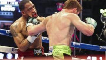 Canelo conecta una izquierda a Kirkland.