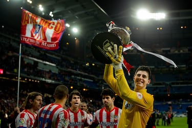 Thibaut llegó al Atlético de Madrid en 2011 desde el Chelsea con 19 años y estuvo cedido en el club rojiblanco durante tres temporadas. El joven portero sorprendió a todos, sus paradas imposibles y su valentía enamoraron a los colchoneros. Con ‘La Jirafa’ en la portería, los rojiblancos consiguieron la Europa League y la Supercopa de Europa de 2012, la Copa del Rey de 2013 y LaLiga de 2014, es decir, en cada año que estuvo el arquero belga defendiendo la camiseta rojiblanca, el Atleti ganó al menos un título. Después de tres años, volvió al conjunto ‘Blue’, pero esta no sería la herida que más le dolería a los atléticos, sino que en 2018, fichó por el máximo rival, el Real Madrid. Pasó de ídolo a ser aborrecido y odiado por la afición.