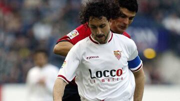 En sus 20 a?os de carrera jug casi 700 partidos y recibi 18 tarjetas rojas, jug en el Real Zaragoza, Barcelona, ??Racing Santander, Atltico de Madrid, Mrida y Sevilla.  
