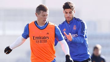 Asensio y Kroos, durante el &uacute;ltimo entrenamiento del Real Madrid.