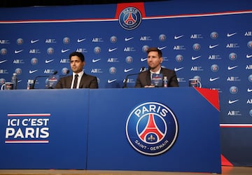 Nasser Al-Khelaïfi y Leo Messi en la sala de prensa del estadio con el lema "Ici cést Paris".
