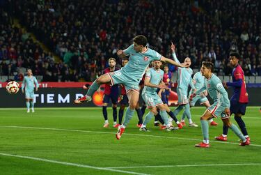 Griezmann sacó el córner desde la derecha, Lenglet peinó hacia el segundo palo y ahí apareció totalmente solo Julián.