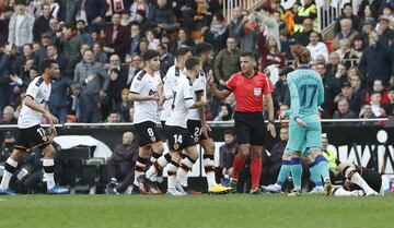 Enfado de los jugadores del Valencia porque Gil Manzano pitó una falta cuando se marchaba Ferran en solitario.