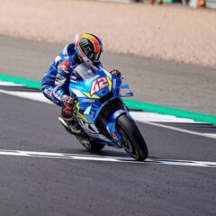 Rins se consagra batiendo a Márquez por 13 milésimas