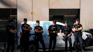 Algunos agentes de la Policía Nacional para el dispositivo policial para garantizar la seguridad durante el MADO 2024, en la Plaza Pedro Zerola, a 3 de julio de 2024, en Madrid (España). Más de 3.800 agentes de la Policía Nacional van a velar por la seguridad en la capital durante los diez días de celebración del MADO 2024, que arranca este viernes. A esto se suman 650 policías municipales y unos 110 efectivos sanitarios de Samur-Protección Civil para reforzar la seguridad y la atención a los ciudadanos en los días de más afluencia.
03 JULIO 2024;SEGURIDAD;POLICIA NACIONAL;MADO 2024;LGTBI;MADRID
Matias Chiofalo / Europa Press
03/07/2024