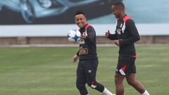 LIM07. LIMA (PER&Uacute;), 03/10/2017.- Los jugadores de la selecci&oacute;n peruana Andre Carrillo (d) y Christian Cueva (i) reaccionan patea el bal&oacute;n durante un entrenamiento general en las instalaciones de la Villa Deportiva Nacional (Videna) ho