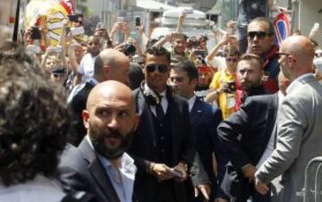 La afición esperaba a los jugadores del equipo merengue a su llegada al hotel de concentración.