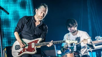 11/10/2012: Thom Yorke y Jonny Greenwood en una actuaci&oacute;n de Radiohead en Par&iacute;s. 
 (Photo by David Wolff - Patrick/WireImage)