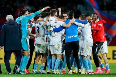 El Girona celebra la victoria tras finalizar el partido.