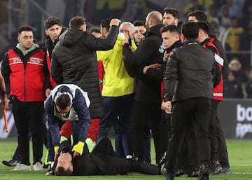 Mourinho vuelve a ser centro de la polémica tras agarrar de la nariz a su homólogo del Galatasaray, Okan Buruk. El incidente ha desatado un gran revuelo en redes sociales y numerosas críticas en el país, incluso entre los aficionados del Fenerbahçe, que han condenado su actitud.