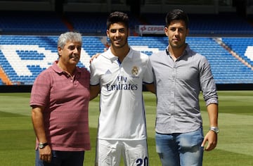 Su sueño de niño se vio cumplido el 16 de agosto de 2016. Fue presentado oficialmente en el Estadio Santiago Bernabéu como jugador del Real Madrid. (En la imagen junto a su padre Gilberto y su hermano Igor).