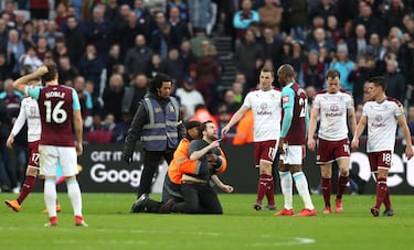 Tras la derrota de 0-3 ante el Burnley, seguidores de los Hammers ingresaron al campo para recriminar a sus jugadores.